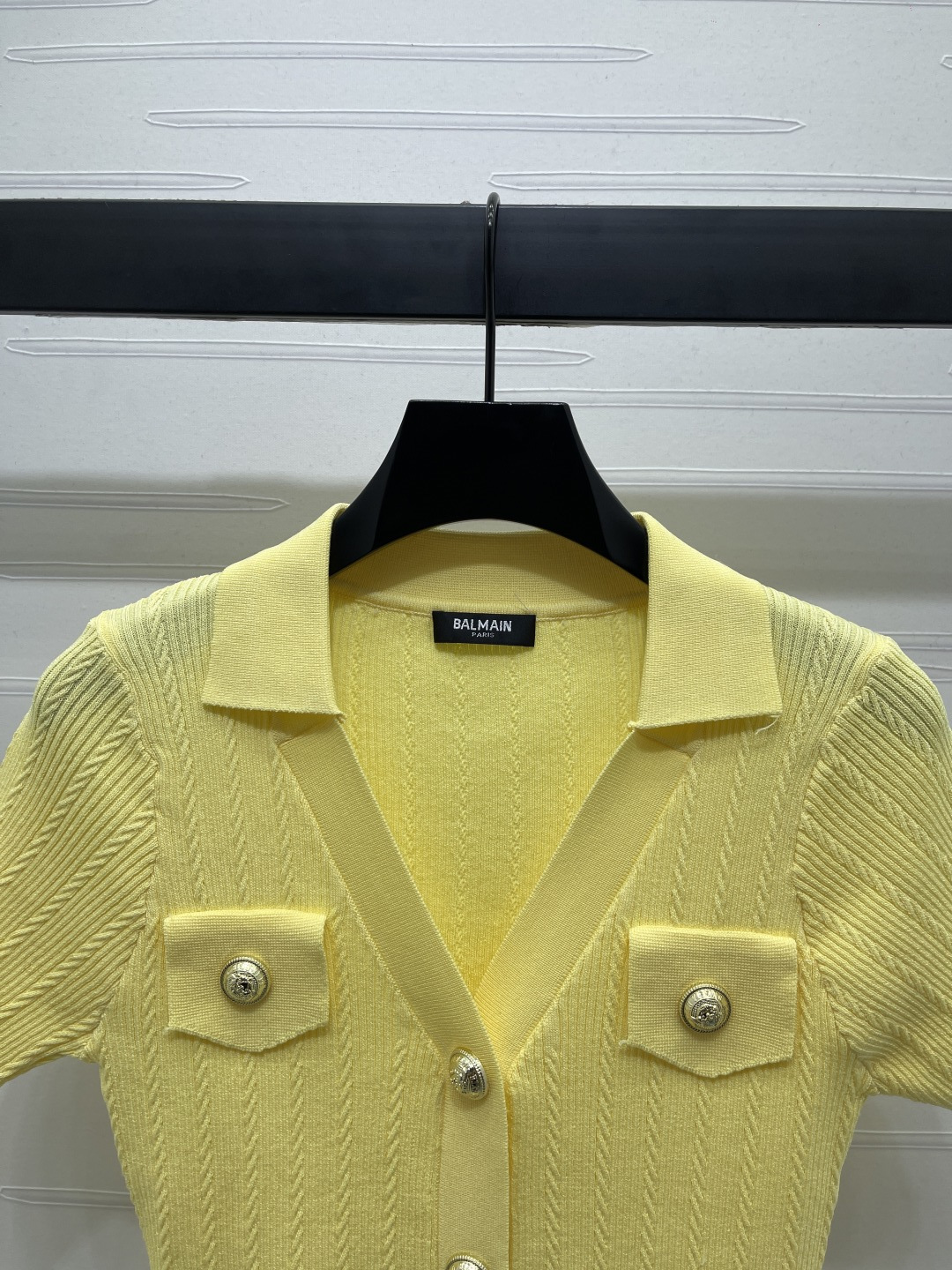 “Gold Button V-Neck Short Sleeve Knit Suit for Women | 2025 Autumn Collection” - 图片 4