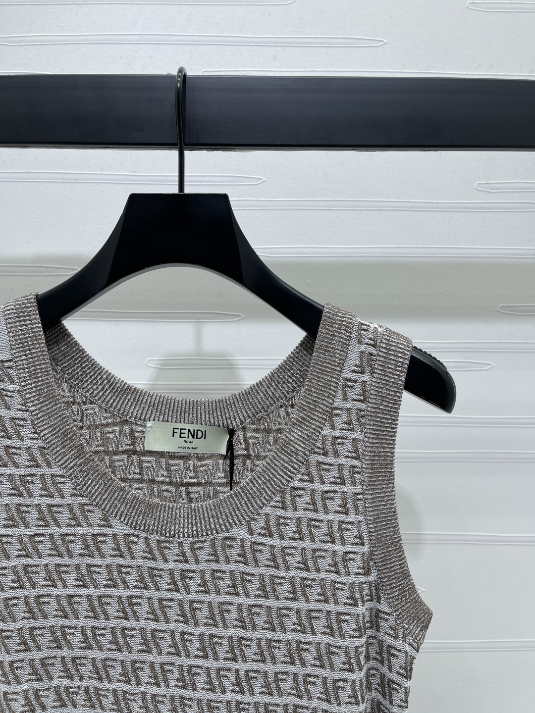 “Early Autumn 2025 Female Suit: Customizable, Cosmopolitan, Knitted, Quality Goods in Three Colors (S-M-L)” - 图片 2