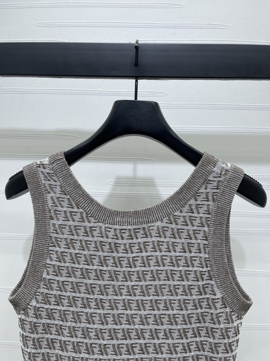 “Early Autumn 2025 Female Suit: Customizable, Cosmopolitan, Knitted, Quality Goods in Three Colors (S-M-L)” - 图片 6