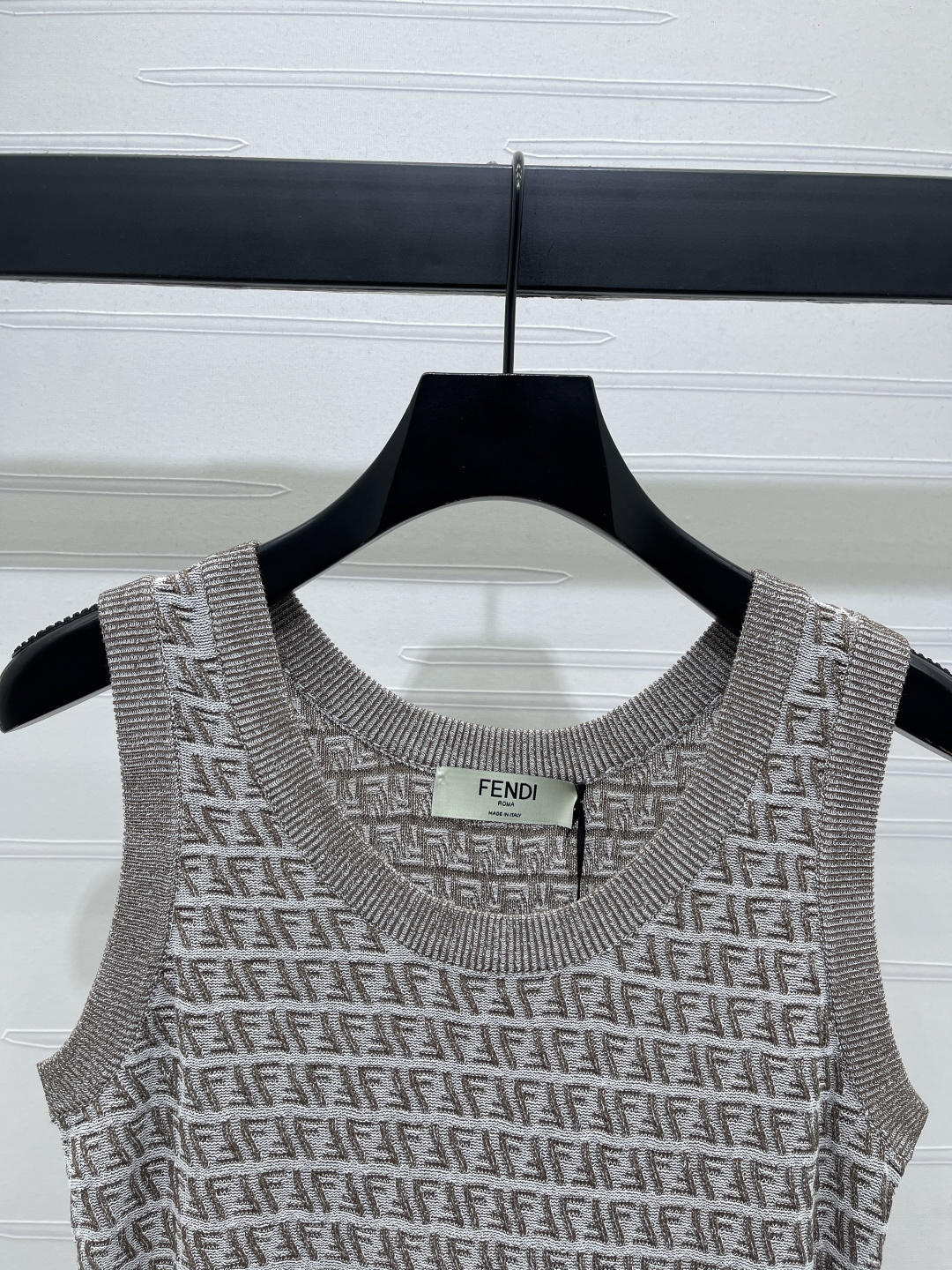 “Early Autumn 2025 Female Suit: Customizable, Cosmopolitan, Knitted, Quality Goods in Three Colors (S-M-L)” - 图片 4