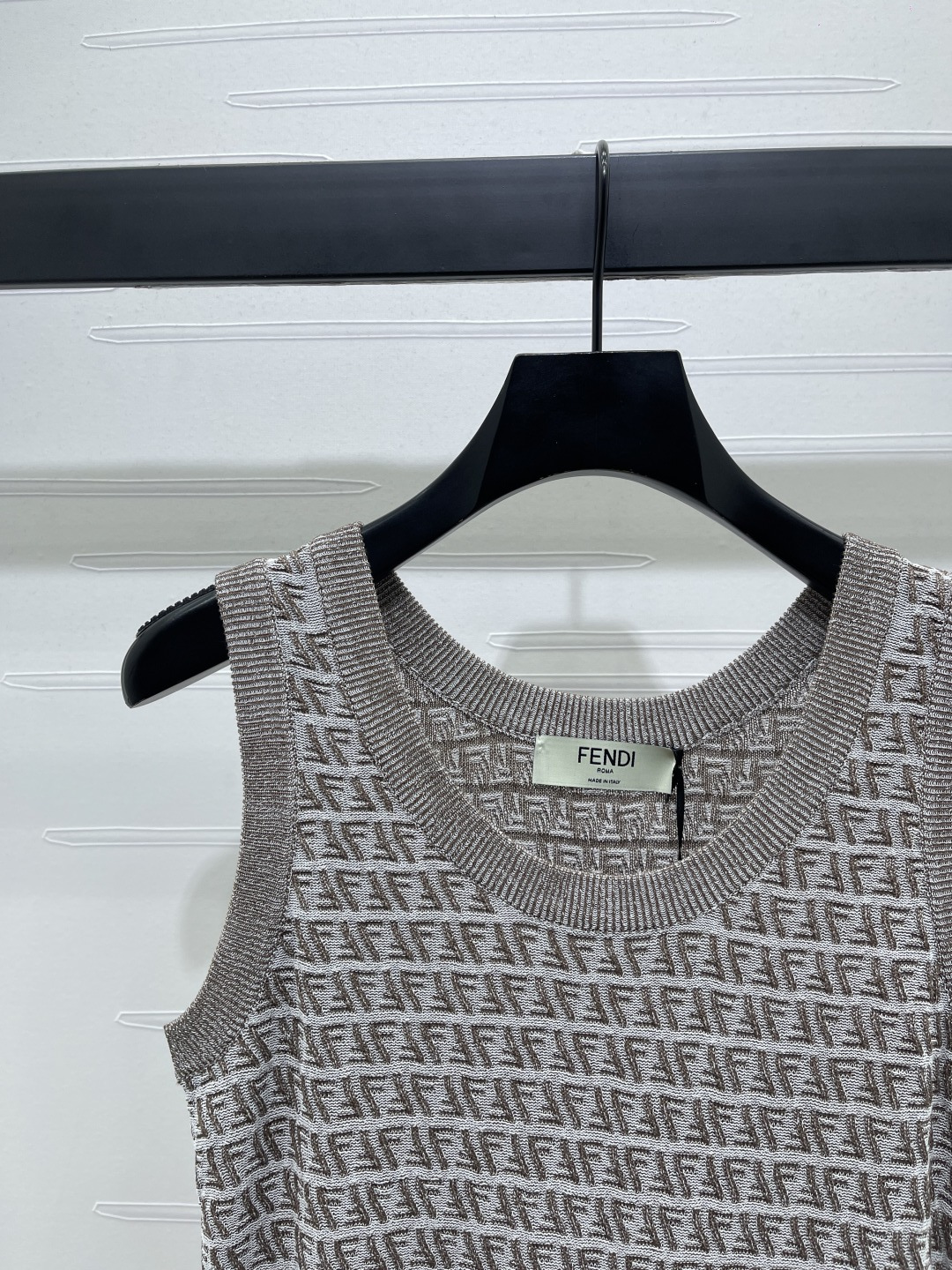 “Early Autumn 2025 Female Suit: Customizable, Cosmopolitan, Knitted, Quality Goods in Three Colors (S-M-L)” - 图片 3