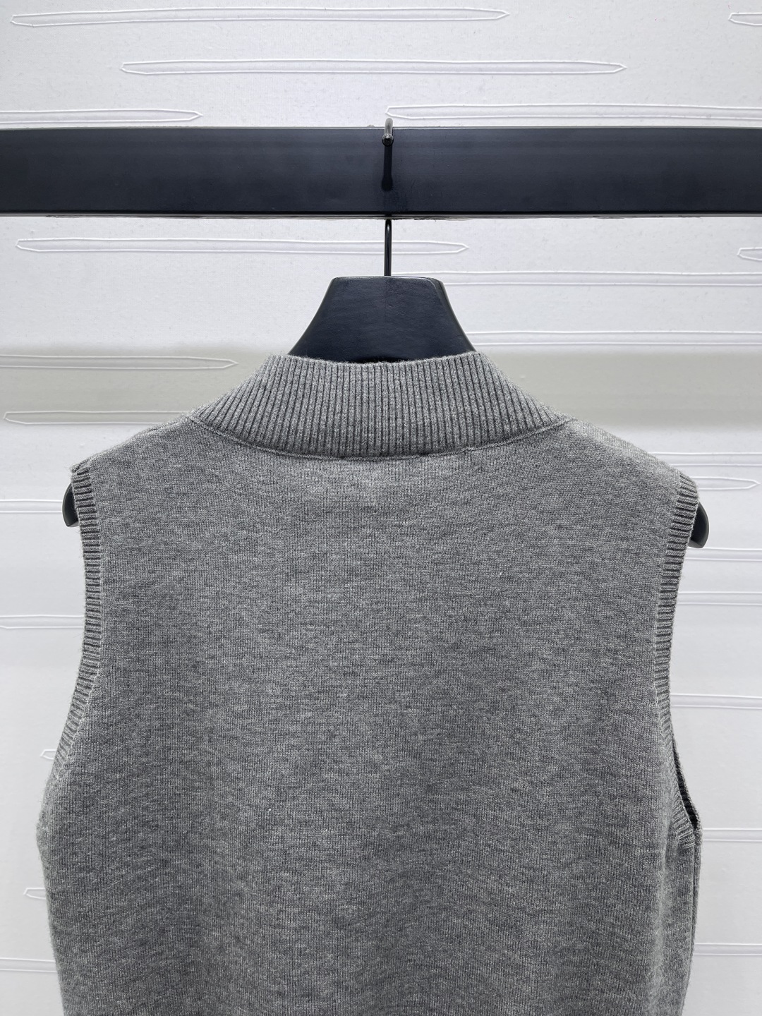 Stylish Sniper Knitting Vest in Latest Loew Series for Fall/Winter Collection - 图片 6