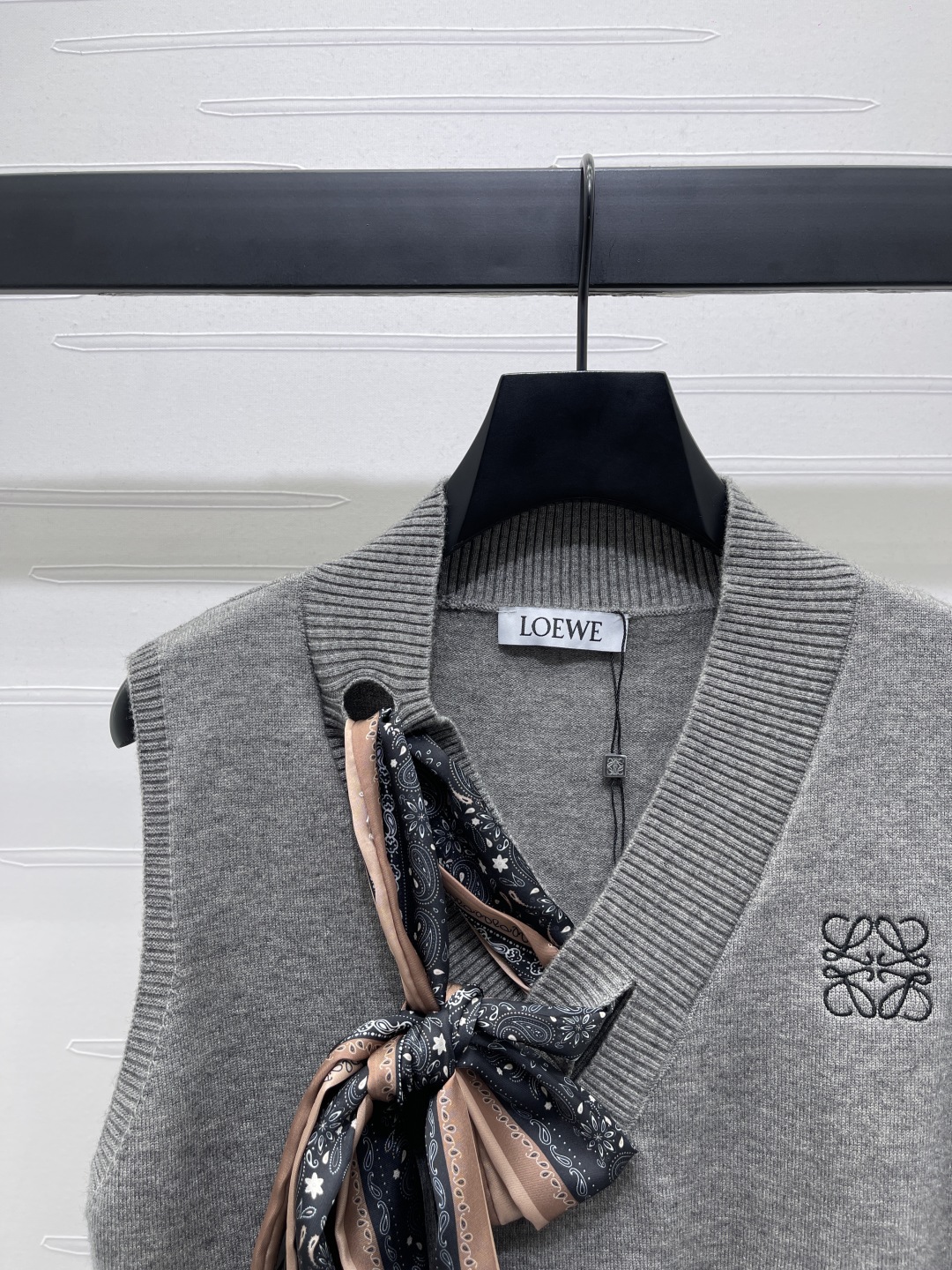 Stylish Sniper Knitting Vest in Latest Loew Series for Fall/Winter Collection - 图片 4