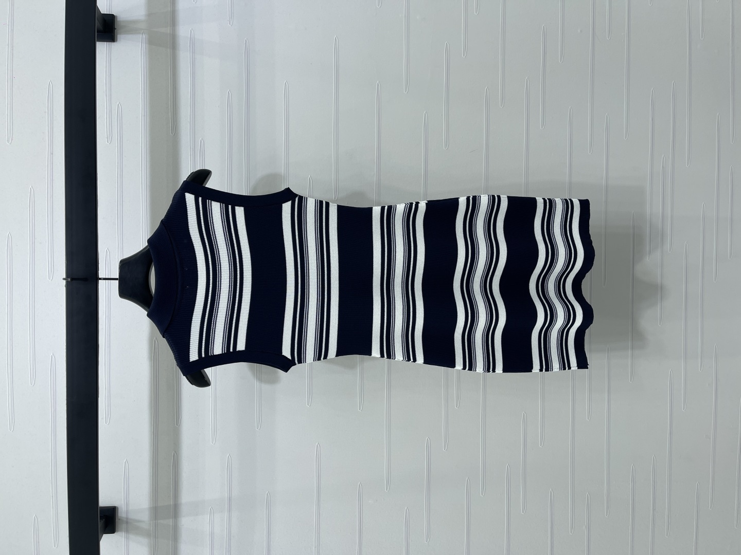 Loewe’s Latest Women’s Suit: Tailored, High Quality, Age-Neutral Colors, Stripes and Embroidery - 图片 7