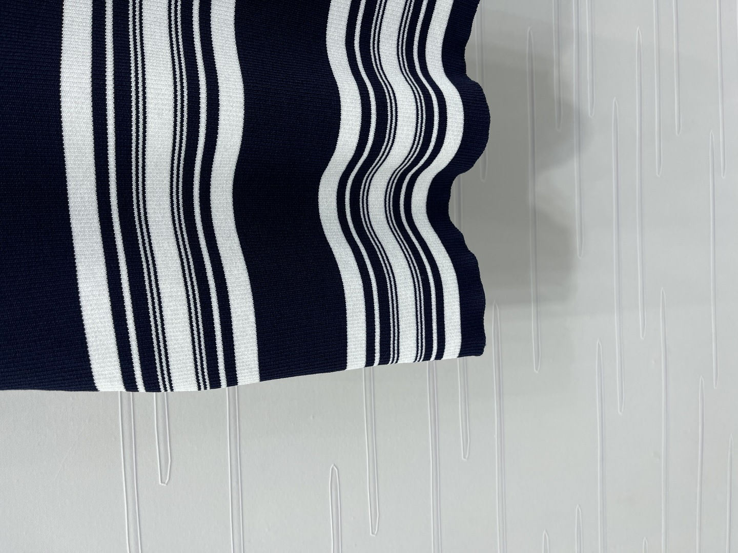 Loewe’s Latest Women’s Suit: Tailored, High Quality, Age-Neutral Colors, Stripes and Embroidery - 图片 5