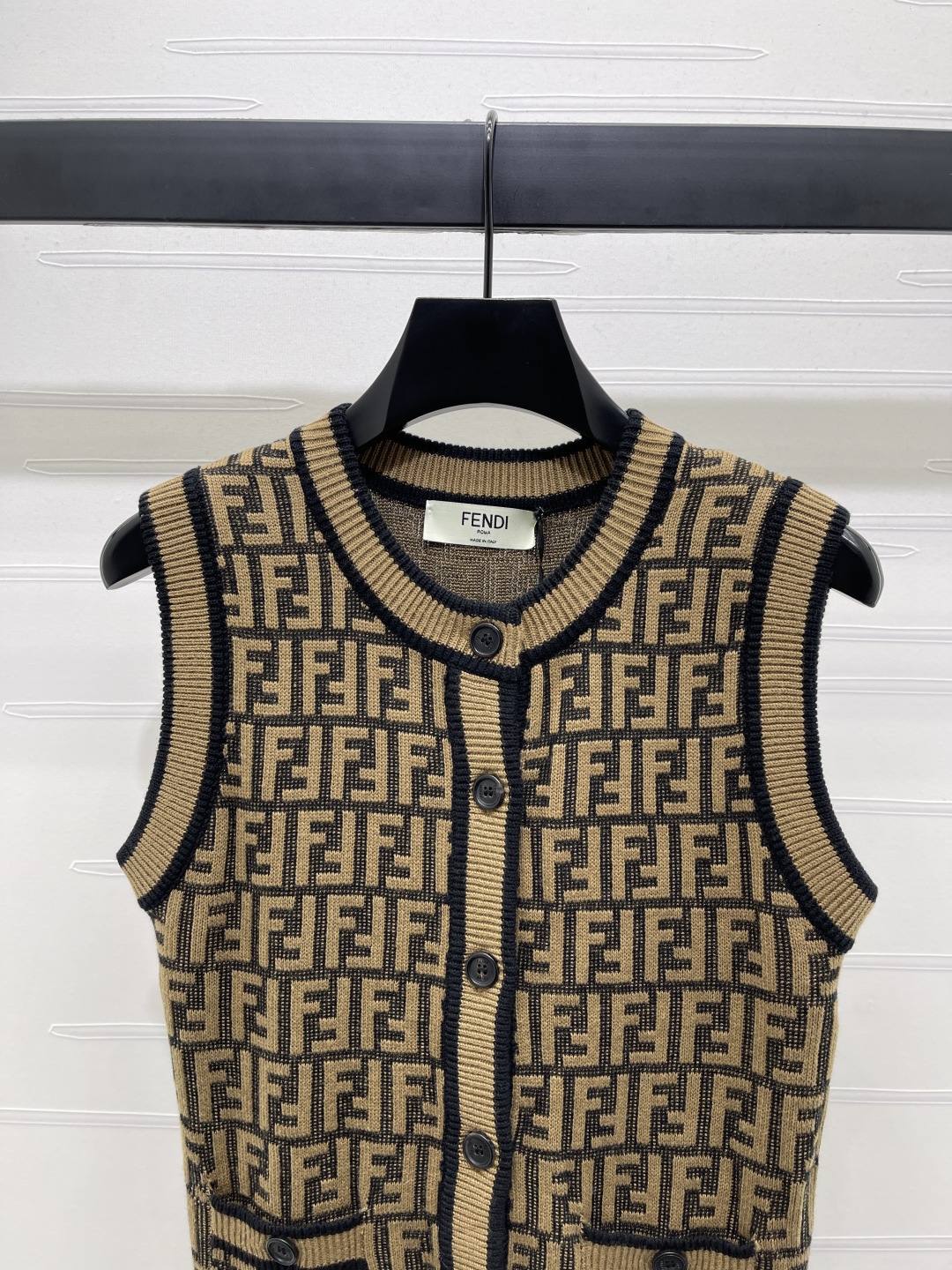 “2025 Early Autumn Female Suit: Round Collar Woven Vests with Customized Wool Line-Making” - 图片 4