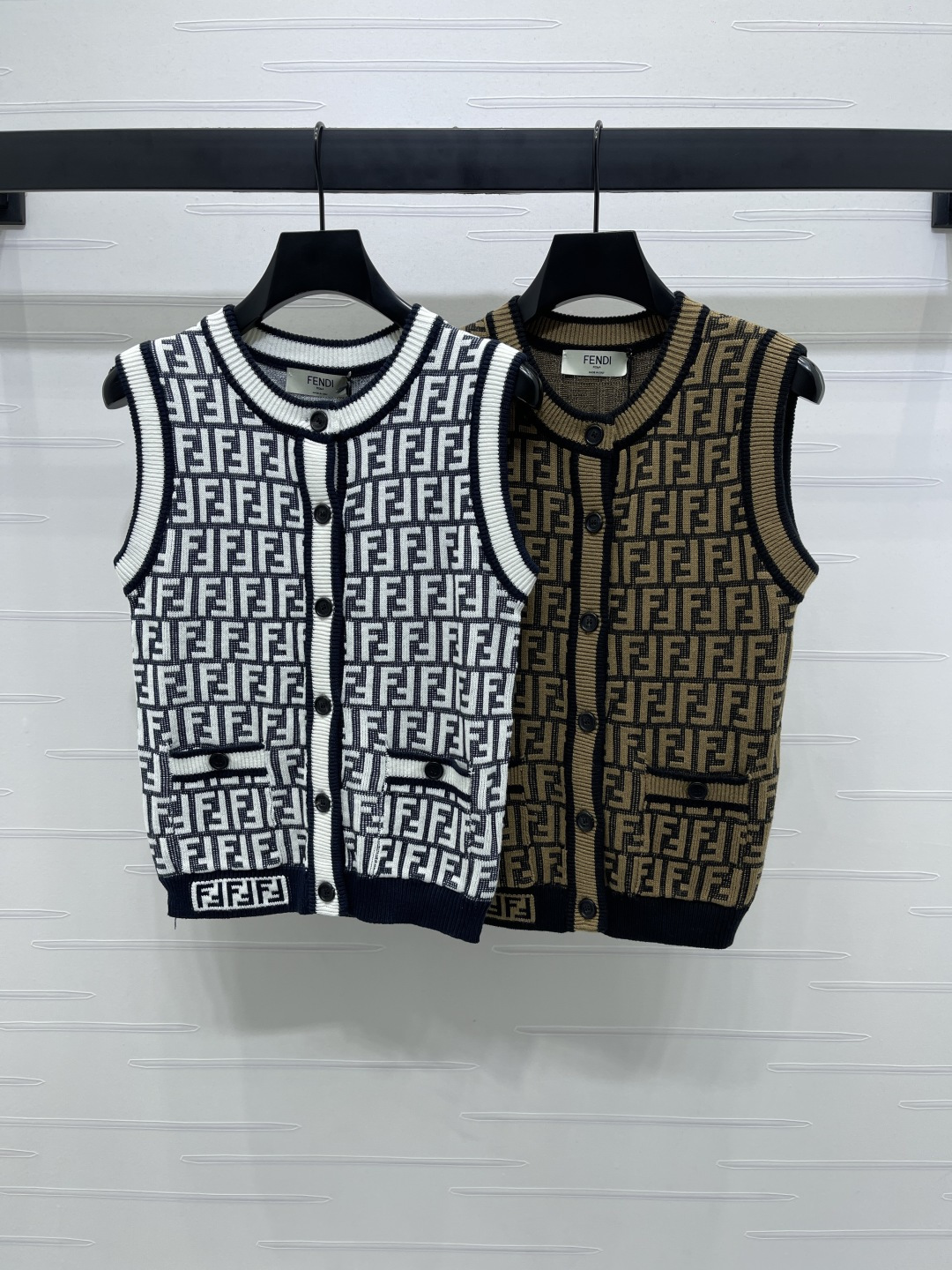 “2025 Early Autumn Female Suit: Round Collar Woven Vests with Wool Line-Making” - 图片 1