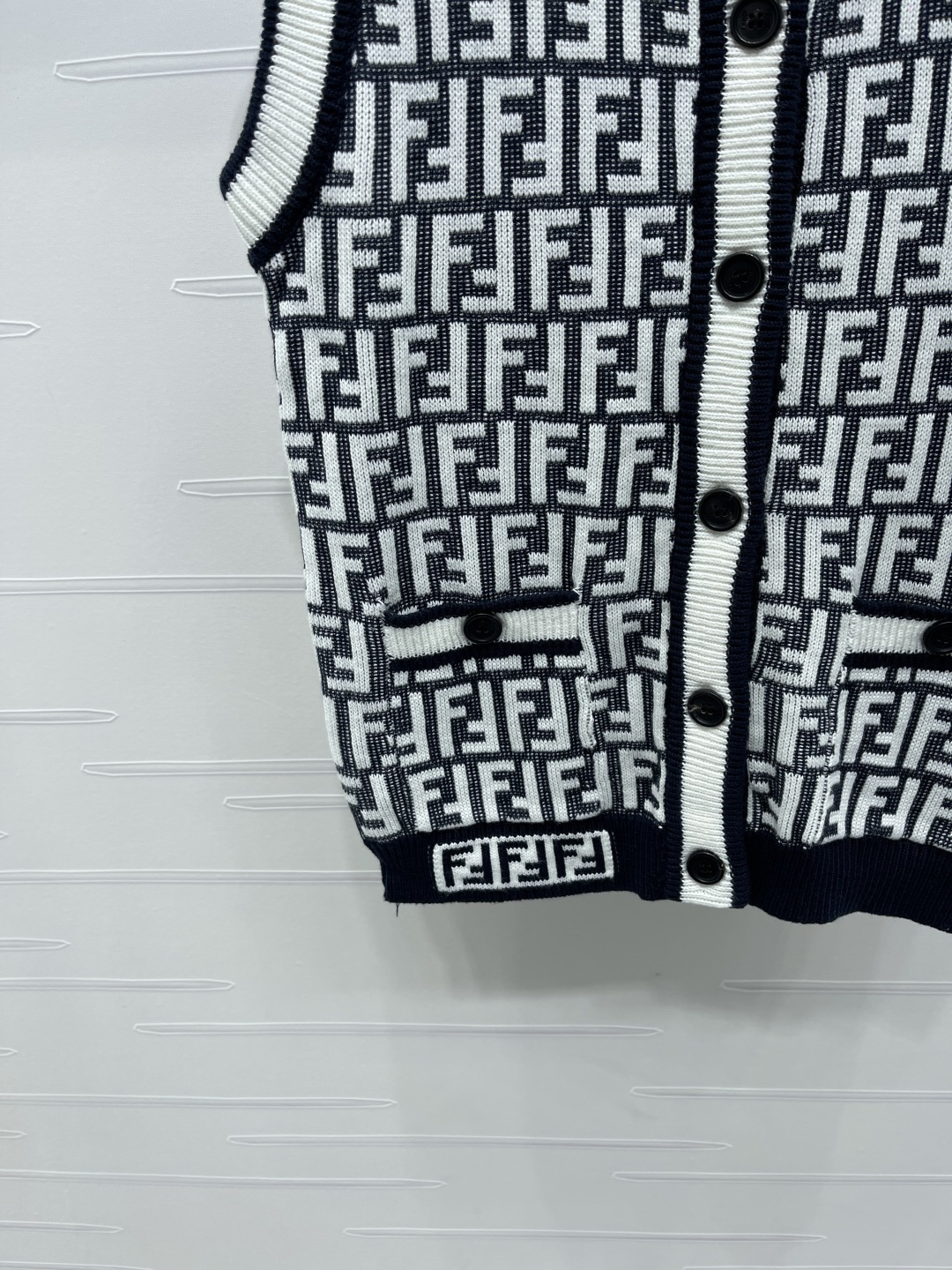 “2025 Early Autumn Female Suit: Round Collar Woven Vests with Wool Line-Making” - 图片 5