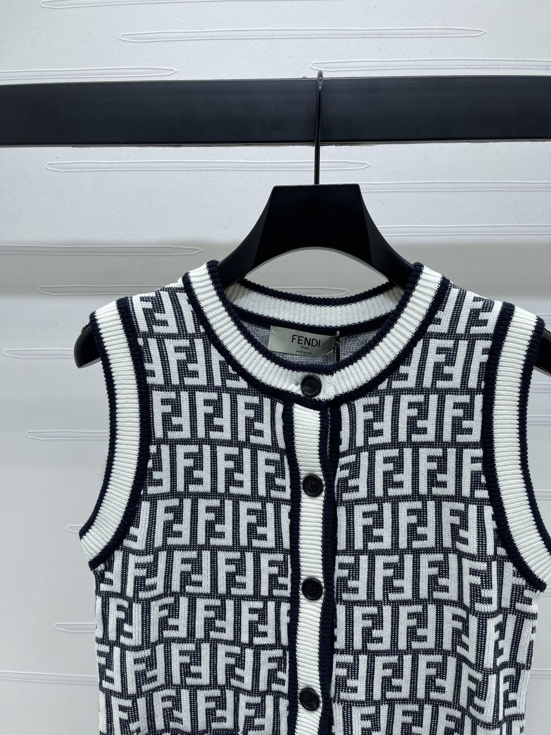 “2025 Early Autumn Female Suit: Round Collar Woven Vests with Wool Line-Making” - 图片 4