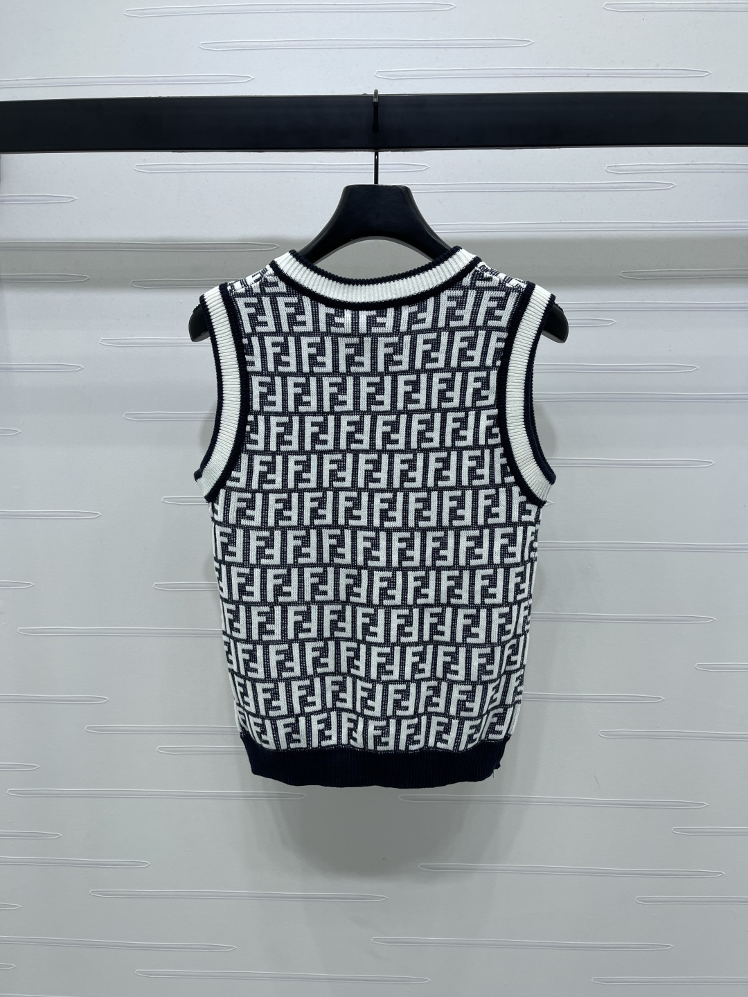 “2025 Early Autumn Female Suit: Round Collar Woven Vests with Wool Line-Making” - 图片 7