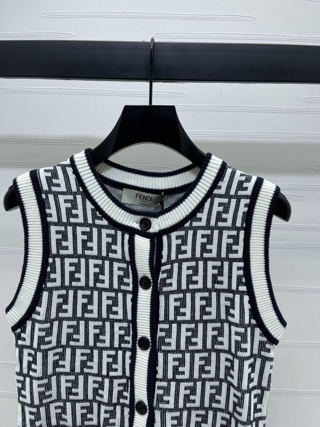 “2025 Early Autumn Female Suit: Round Collar Woven Vests with Wool Line-Making” - 图片 3