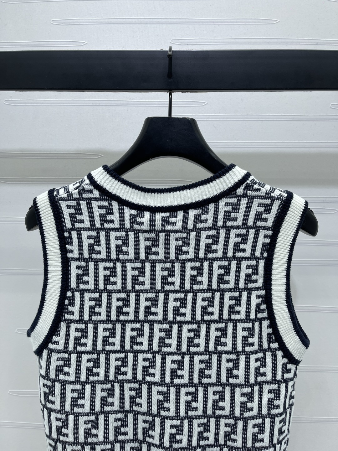 “2025 Early Autumn Female Suit: Round Collar Woven Vests with Wool Line-Making” - 图片 6