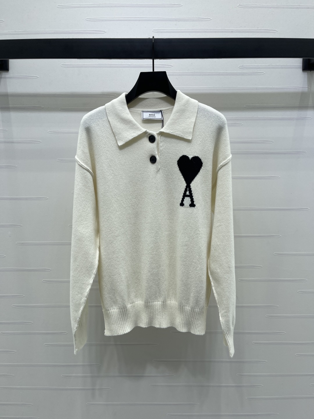 “Ami*2025 Early Autumn Female Suit: Custom Knit Sweater with Comfortable Skin and Stylish Design”