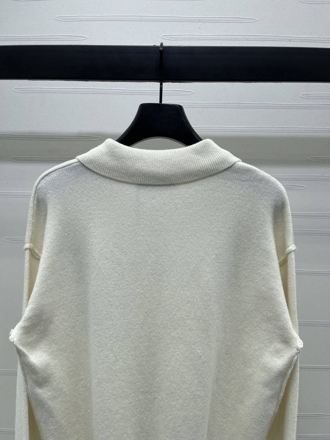 “Ami*2025 Early Autumn Female Suit: Custom Knit Sweater with Comfortable Skin and Stylish Design” - 图片 6