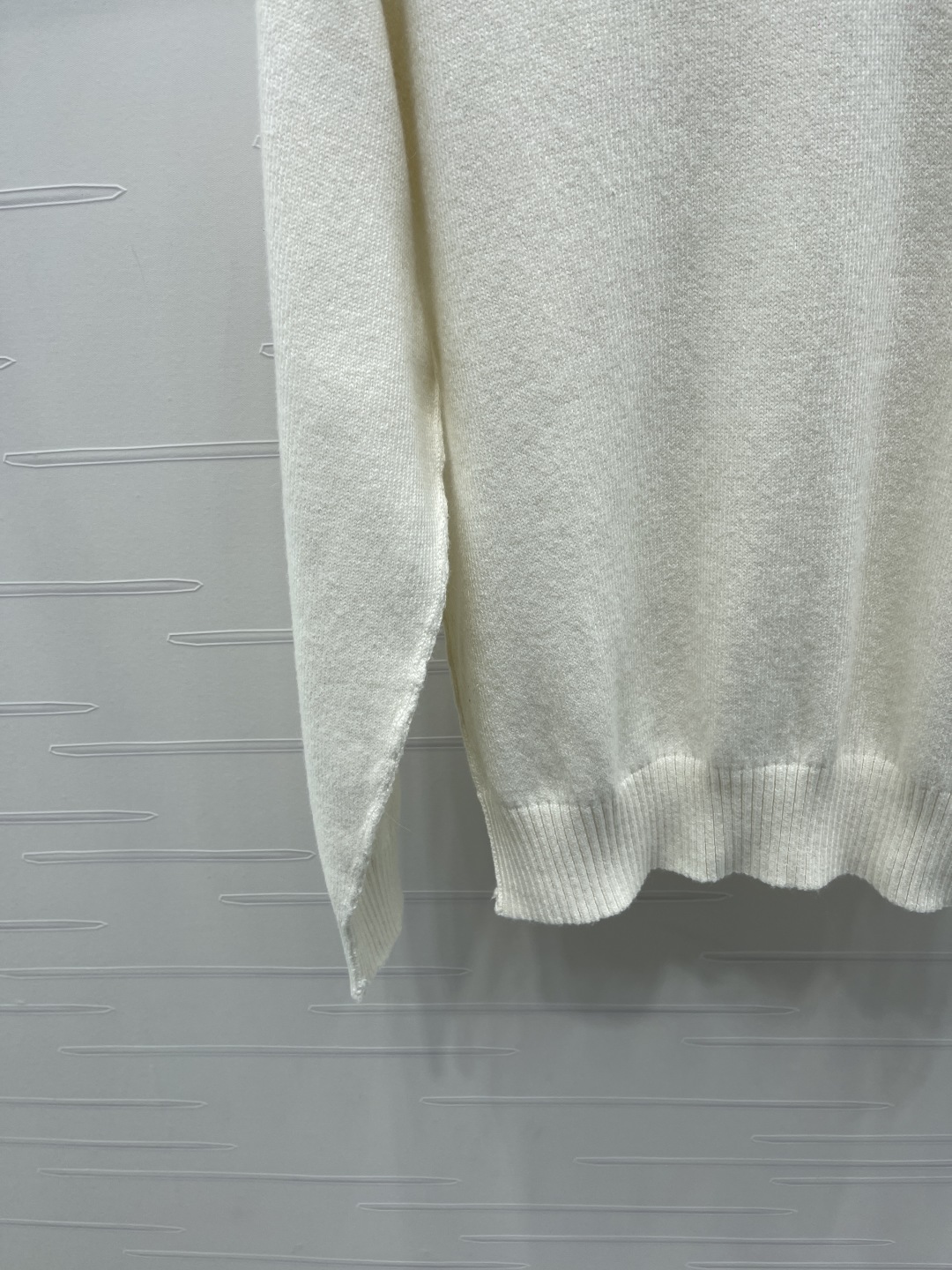 “Ami*2025 Early Autumn Female Suit: Custom Knit Sweater with Comfortable Skin and Stylish Design” - 图片 5