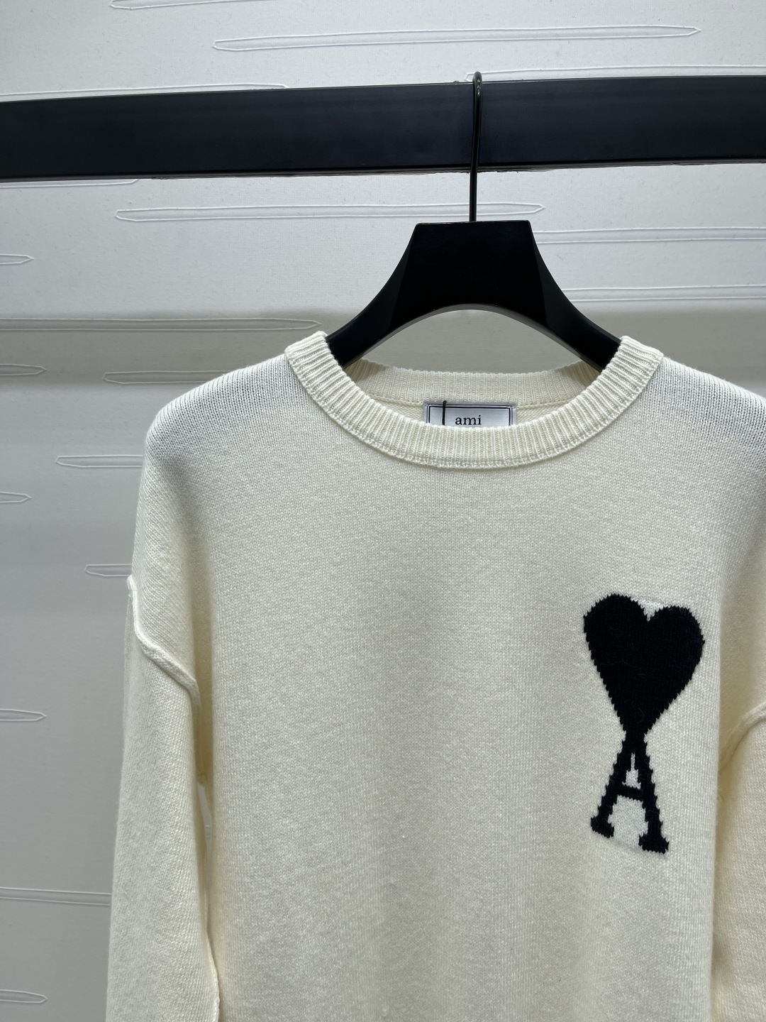 “Custom Wool Knit Sweater for Women: Ami*2025 Autumn Collection with Clear Sensory Design and Comfort Fit” - 图片 3