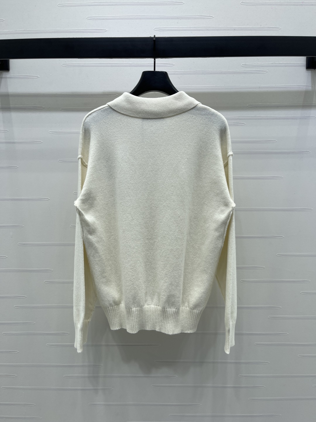 “Ami*2025 Early Autumn Female Suit: Custom Knit Sweater with Comfortable Skin and Stylish Design” - 图片 7