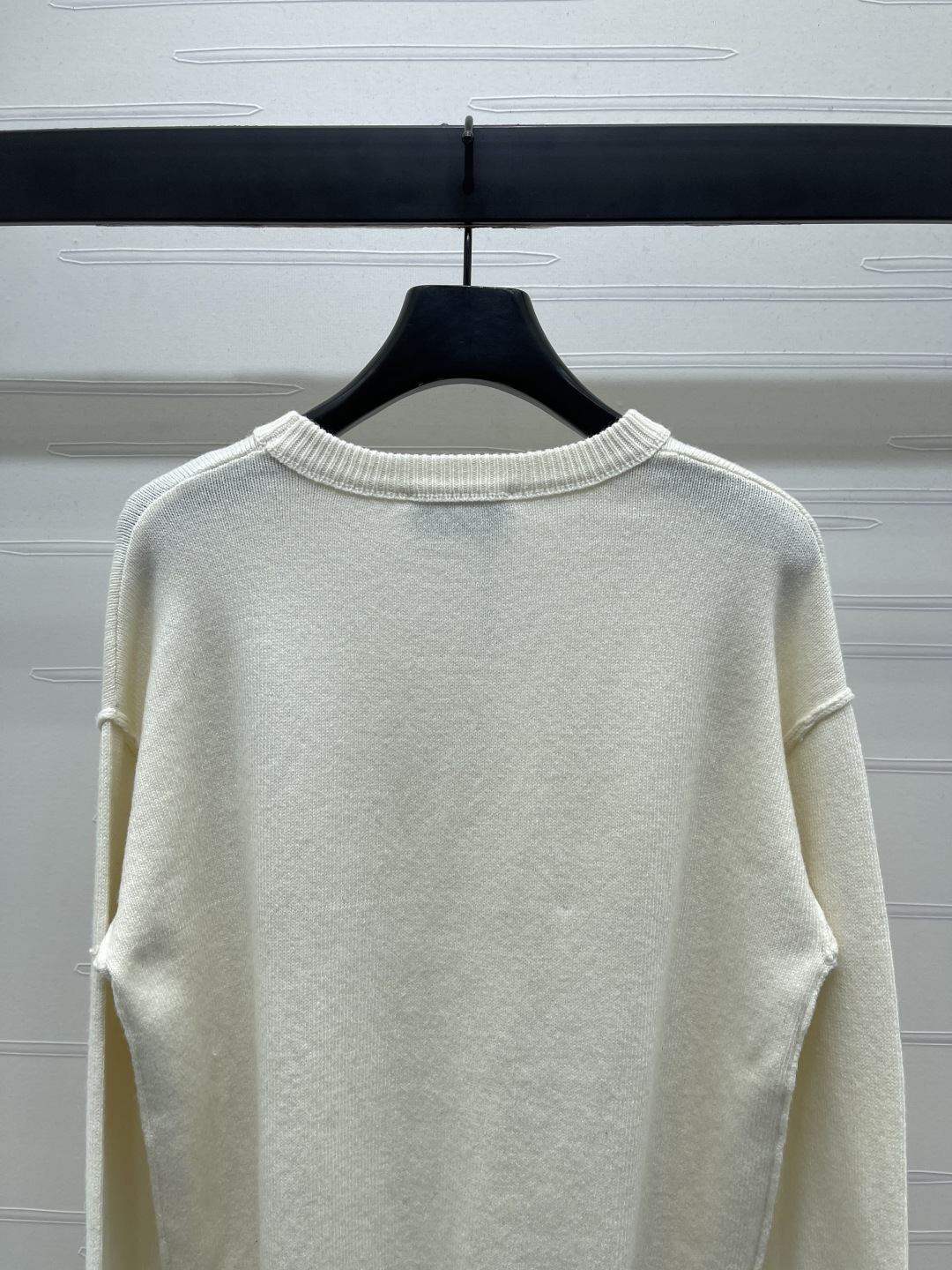 “Custom Wool Knit Sweater for Women: Ami*2025 Autumn Collection with Clear Sensory Design and Comfort Fit” - 图片 6