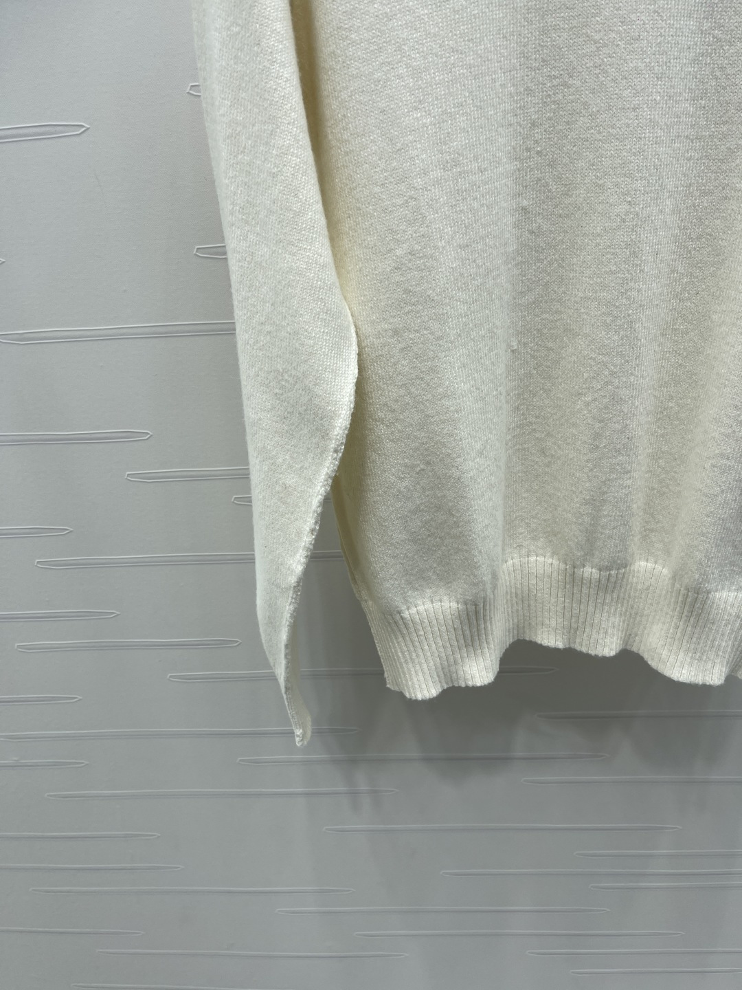 “Custom Wool Knit Sweater for Women: Ami*2025 Autumn Collection with Clear Sensory Design and Comfort Fit” - 图片 5