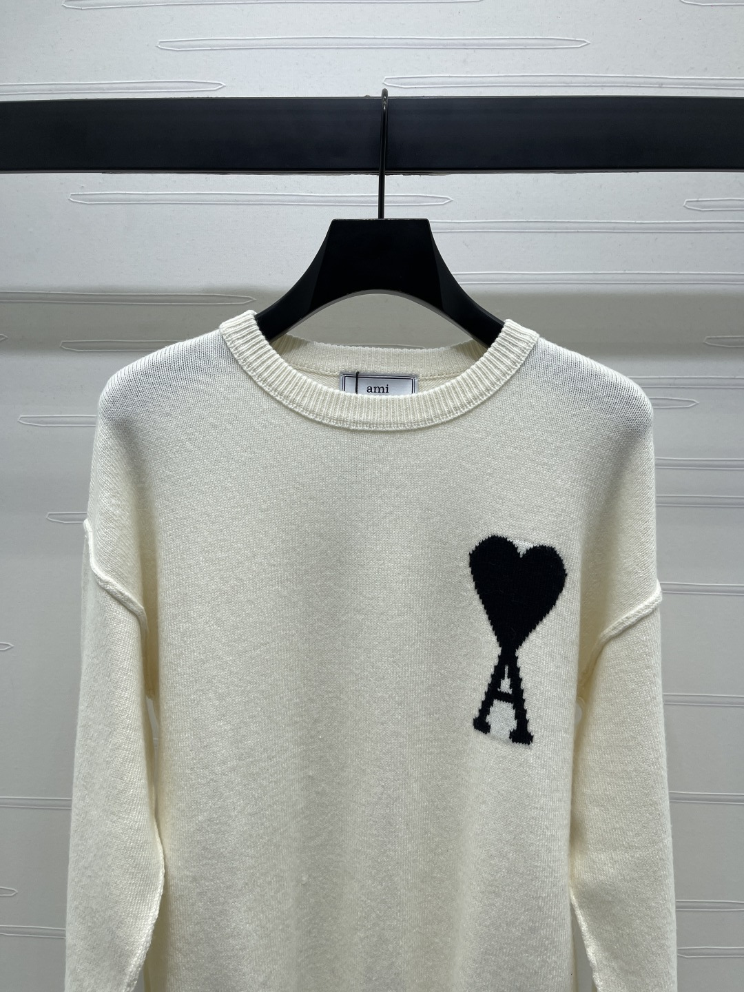 “Custom Wool Knit Sweater for Women: Ami*2025 Autumn Collection with Clear Sensory Design and Comfort Fit” - 图片 4