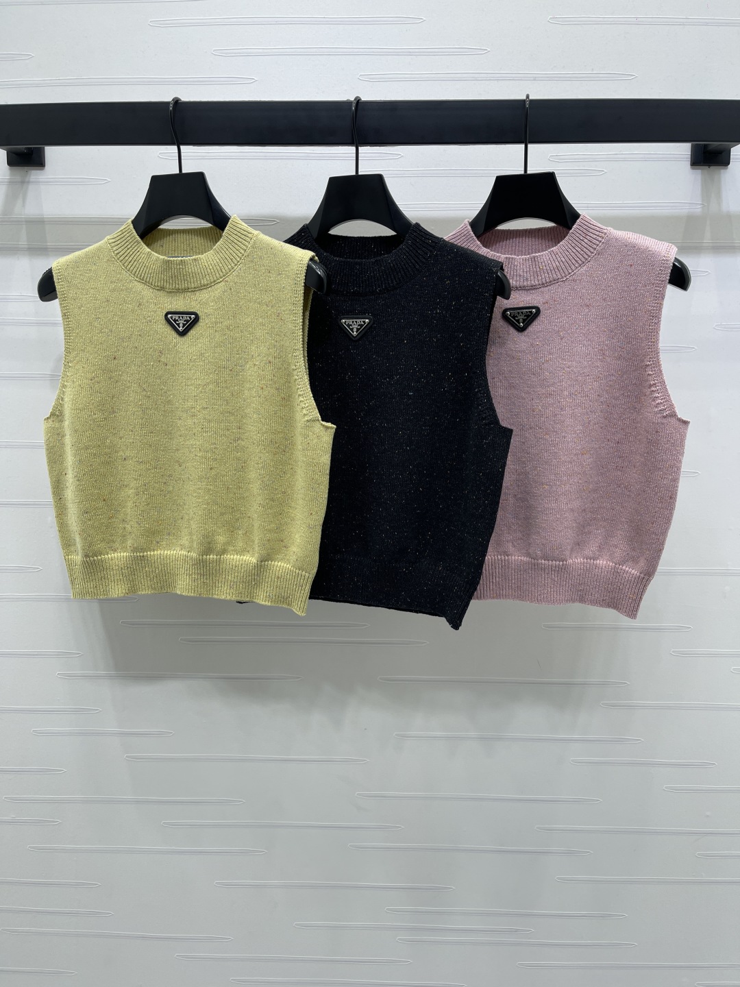 “2025 Autumn Women’s Suit: Triangular Knitting Vest for Stylish and Cosmopolitan Look!” - 图片 1