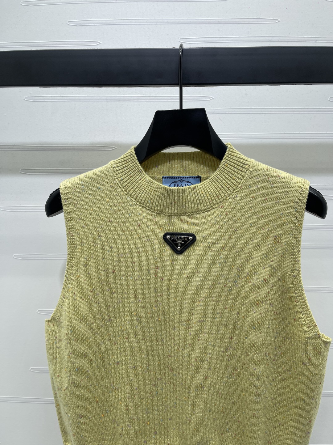 “2025 Autumn Women’s Suit: Triangular Knitting Vest for Stylish and Cosmopolitan Look!” - 图片 4