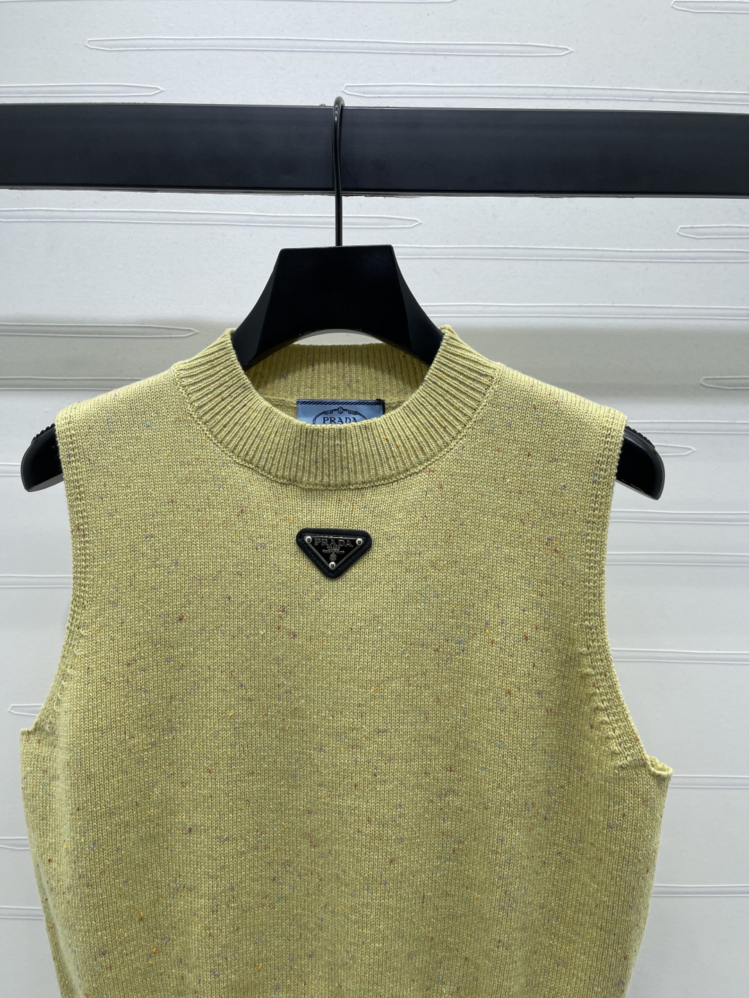 “2025 Autumn Women’s Suit: Triangular Knitting Vest for Stylish and Cosmopolitan Look!” - 图片 3