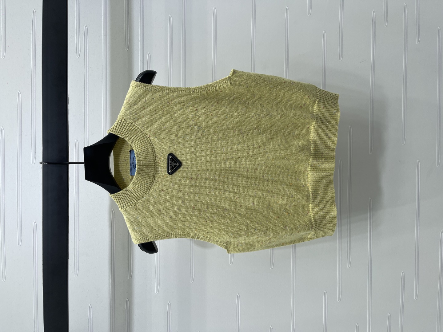 “2025 Autumn Women’s Suit: Triangular Knitting Vest for Stylish and Cosmopolitan Look!” - 图片 2