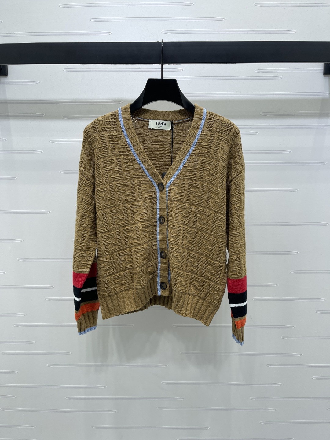 2025 Autumn Women’s V-Neck Knit Shirt: Custom Wool Line, Comfortable Design, Double-F Logo, Three Colors, Quality Item - 图片 1