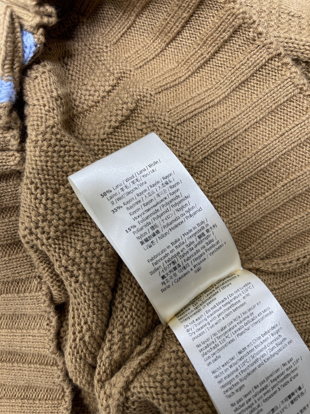 2025 Autumn Women’s V-Neck Knit Shirt: Custom Wool Line, Comfortable Design, Double-F Logo, Three Colors, Quality Item - 图片 8
