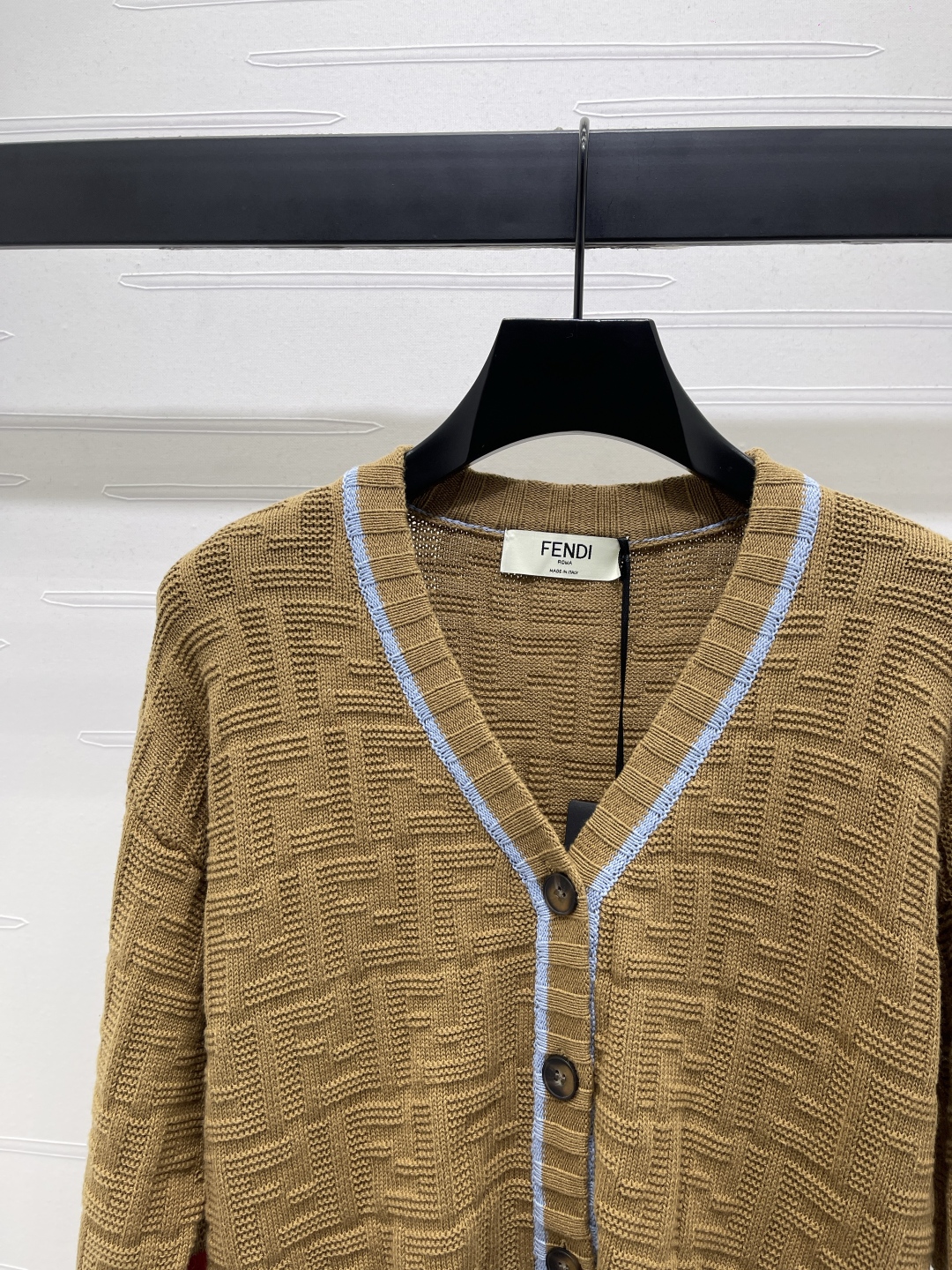 2025 Autumn Women’s V-Neck Knit Shirt: Custom Wool Line, Comfortable Design, Double-F Logo, Three Colors, Quality Item - 图片 3