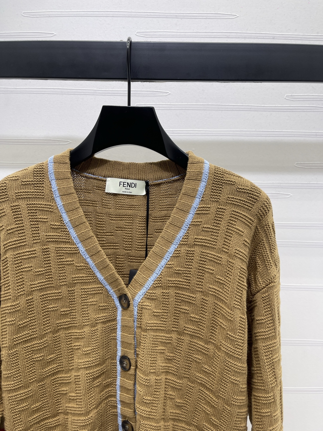 2025 Autumn Women’s V-Neck Knit Shirt: Custom Wool Line, Comfortable Design, Double-F Logo, Three Colors, Quality Item - 图片 2