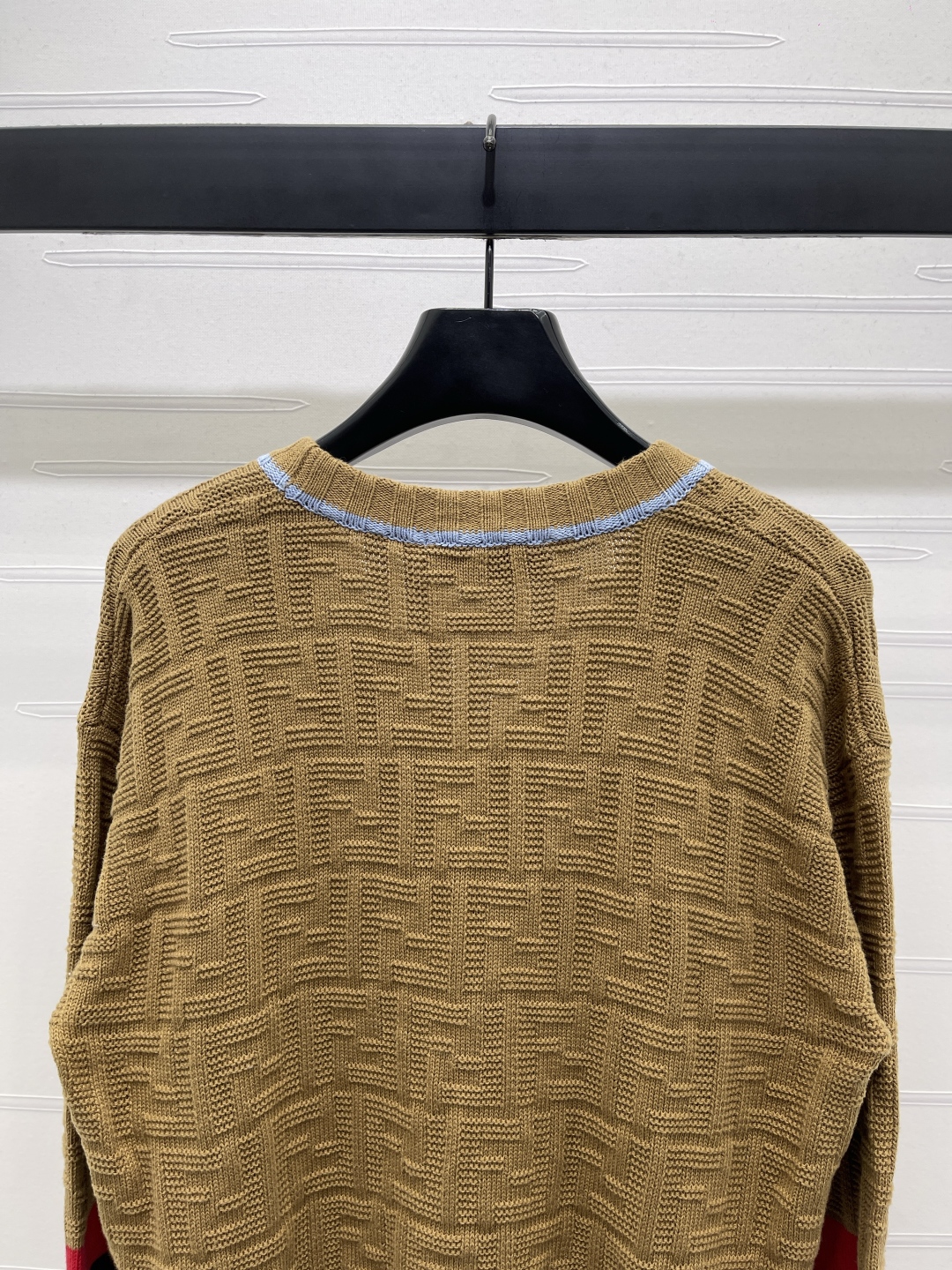 2025 Autumn Women’s V-Neck Knit Shirt: Custom Wool Line, Comfortable Design, Double-F Logo, Three Colors, Quality Item - 图片 6