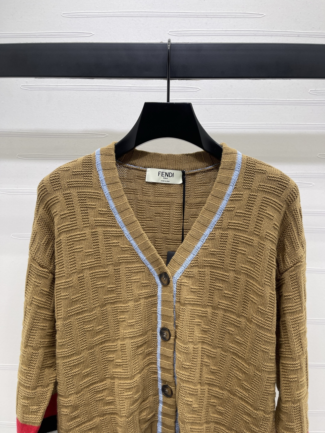 2025 Autumn Women’s V-Neck Knit Shirt: Custom Wool Line, Comfortable Design, Double-F Logo, Three Colors, Quality Item - 图片 4
