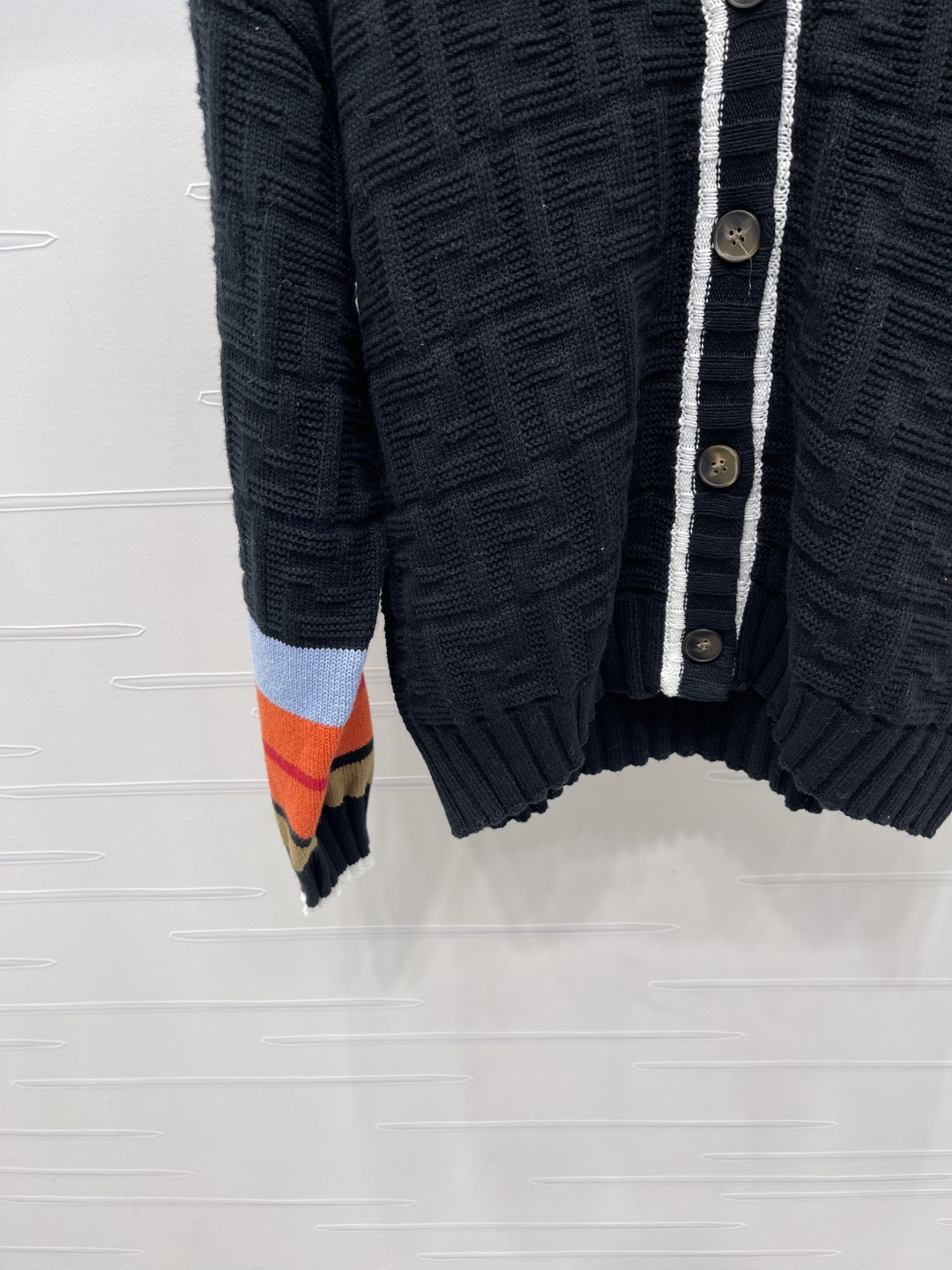 “2025 Fall Women’s Suit: V-Collar Knit Shirt with Wool Line Detail” - 图片 5