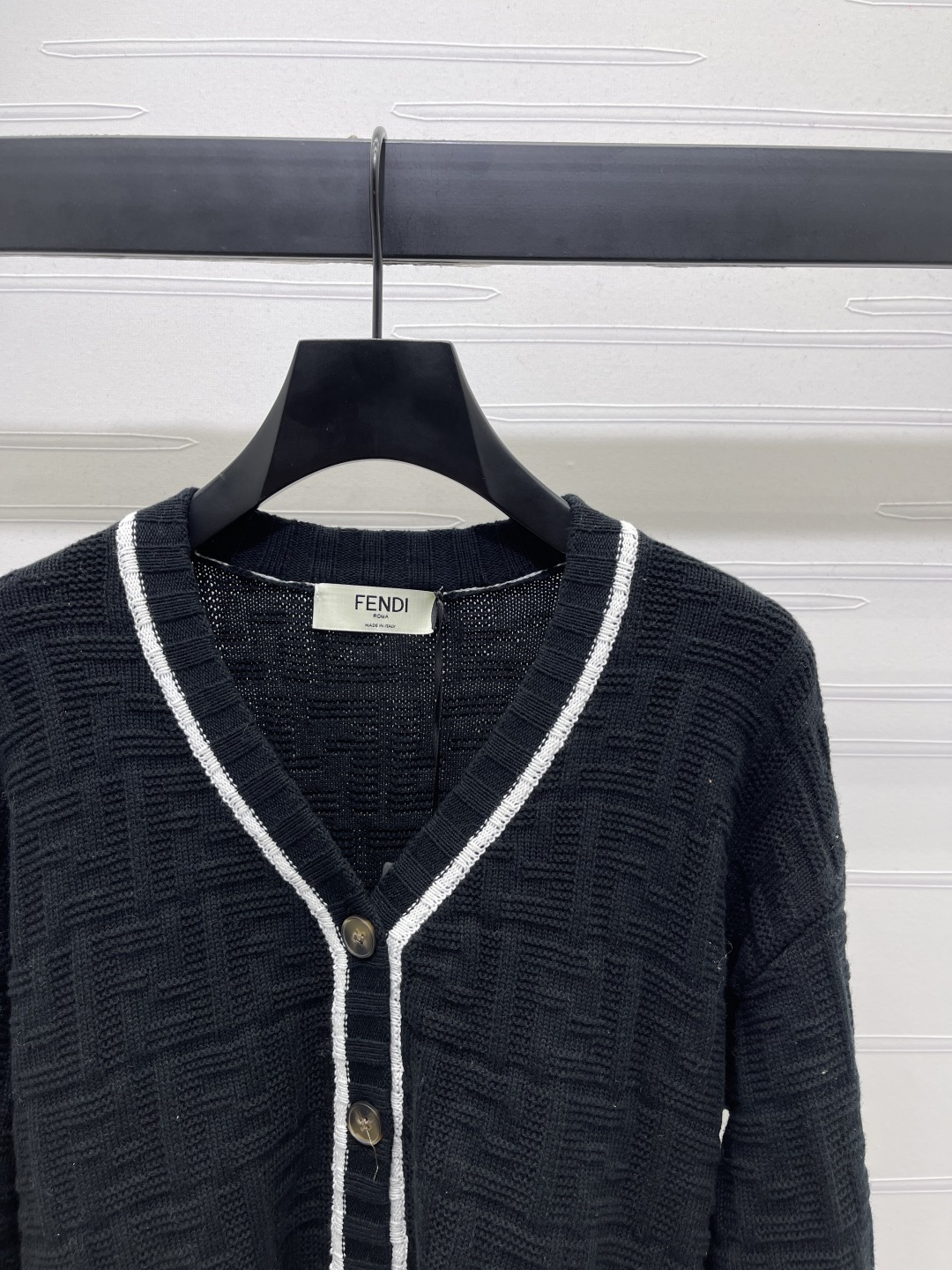 “2025 Fall Women’s Suit: V-Collar Knit Shirt with Wool Line Detail” - 图片 2