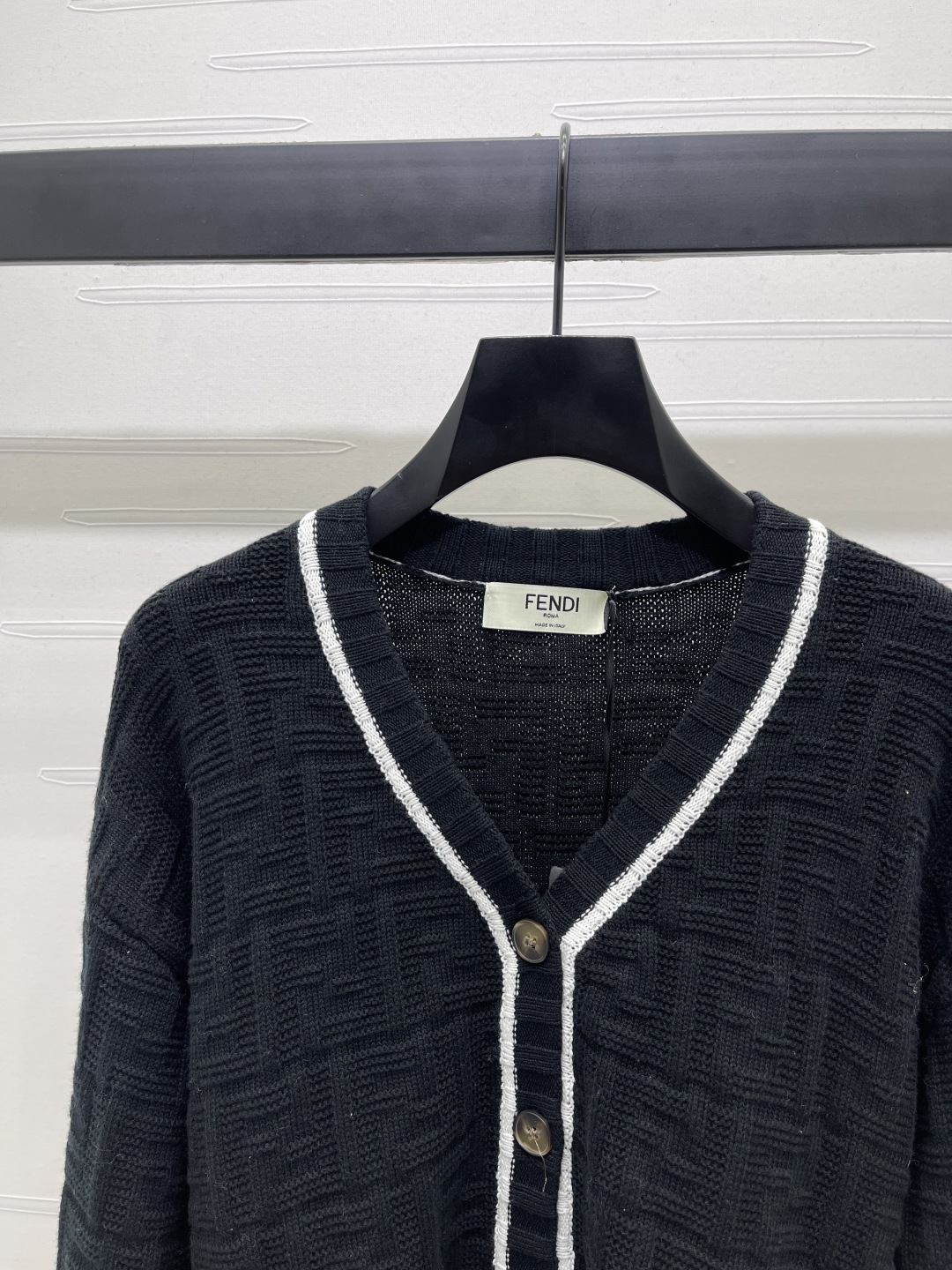 “2025 Fall Women’s Suit: V-Collar Knit Shirt with Wool Line Detail” - 图片 3