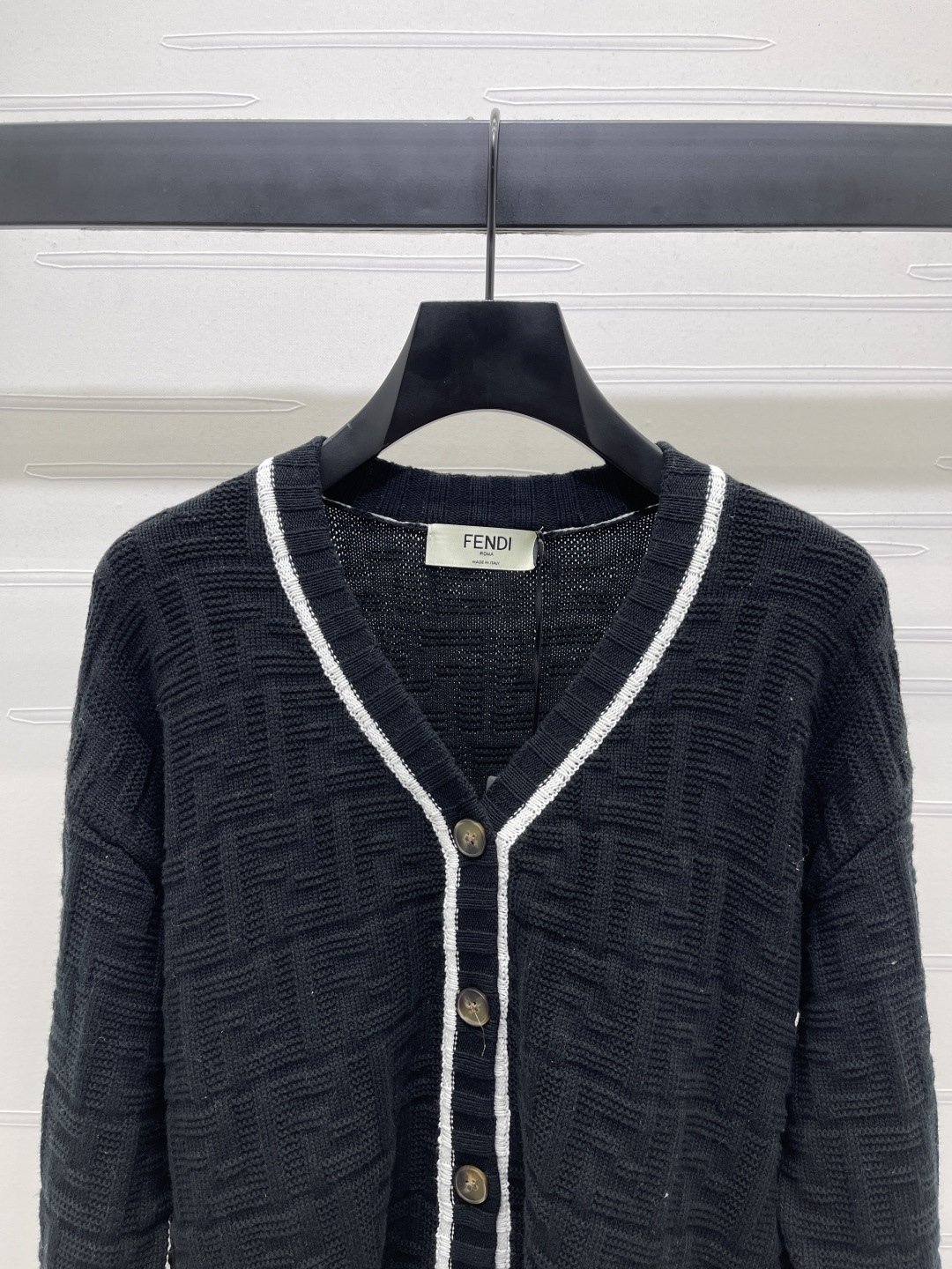 “2025 Fall Women’s Suit: V-Collar Knit Shirt with Wool Line Detail” - 图片 4