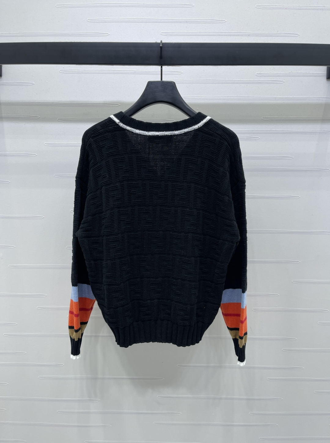 “2025 Fall Women’s Suit: V-Collar Knit Shirt with Wool Line Detail” - 图片 7