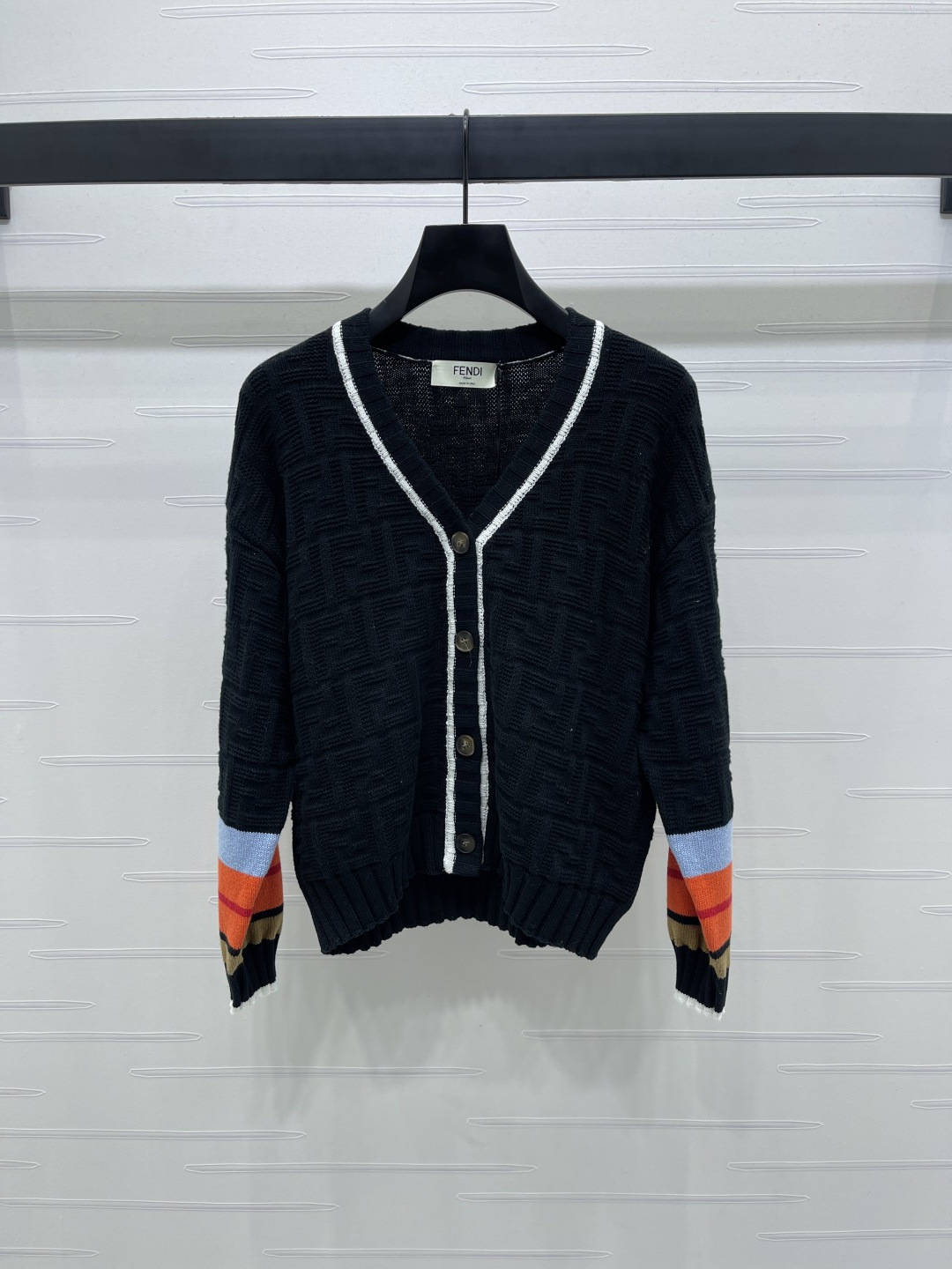 “2025 Fall Women’s Suit: V-Collar Knit Shirt with Wool Line Detail” - 图片 1