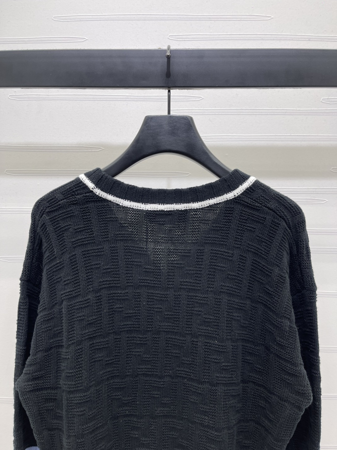 “2025 Fall Women’s Suit: V-Collar Knit Shirt with Wool Line Detail” - 图片 6