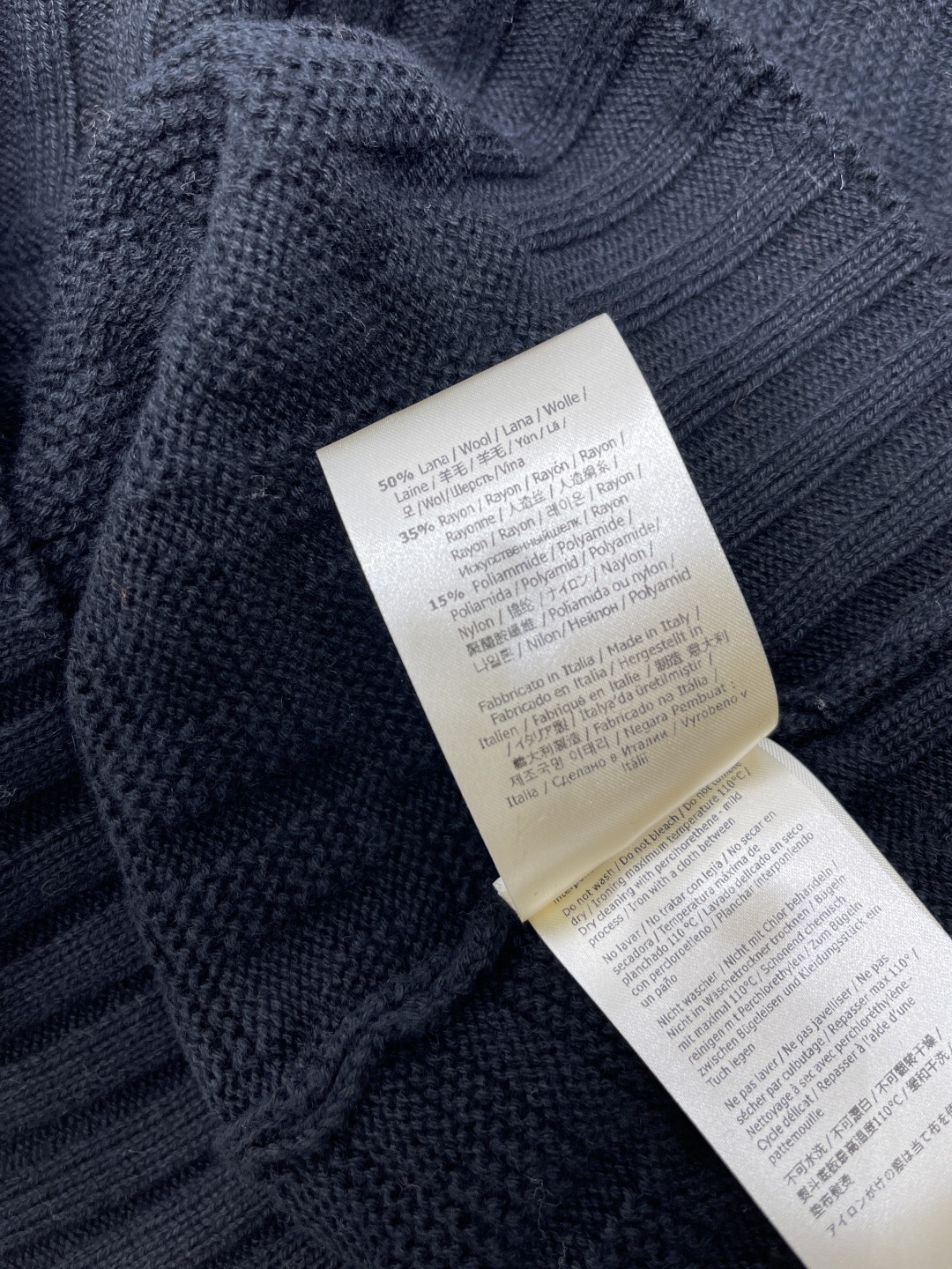 “2025 Fall Women’s Suit: V-Collar Knit Shirt with Wool Line Detail” - 图片 8