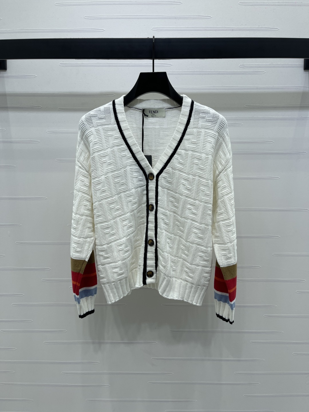 Title: FEND 2025 Autumn Collection: Hard-Core Women’s V-Collar Knit Shirts in Three Colors, S-M-L Sizes. - 图片 2