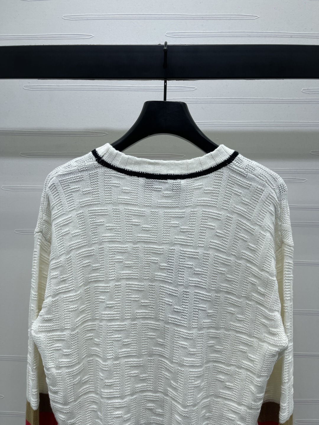 Title: FEND 2025 Autumn Collection: Hard-Core Women’s V-Collar Knit Shirts in Three Colors, S-M-L Sizes. - 图片 6