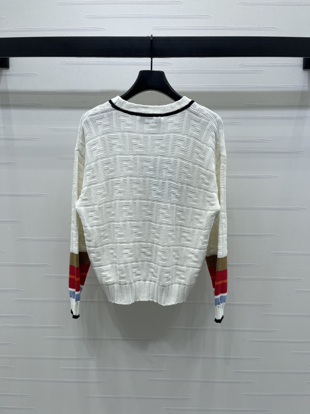 Title: FEND 2025 Autumn Collection: Hard-Core Women’s V-Collar Knit Shirts in Three Colors, S-M-L Sizes. - 图片 7