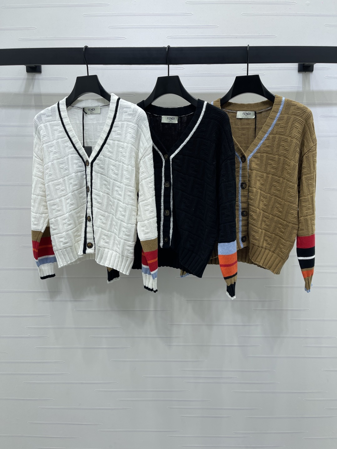 Title: FEND 2025 Autumn Collection: Hard-Core Women’s V-Collar Knit Shirts in Three Colors, S-M-L Sizes. - 图片 1