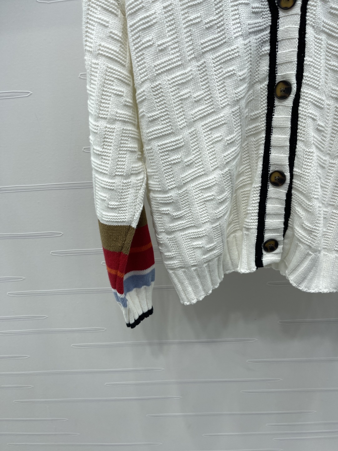 Title: FEND 2025 Autumn Collection: Hard-Core Women’s V-Collar Knit Shirts in Three Colors, S-M-L Sizes. - 图片 5