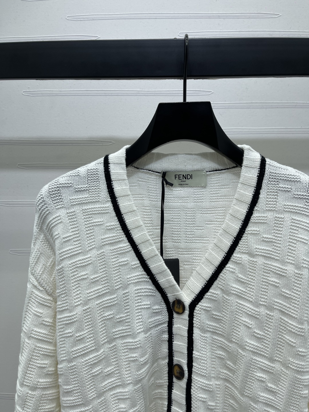 Title: FEND 2025 Autumn Collection: Hard-Core Women’s V-Collar Knit Shirts in Three Colors, S-M-L Sizes. - 图片 4