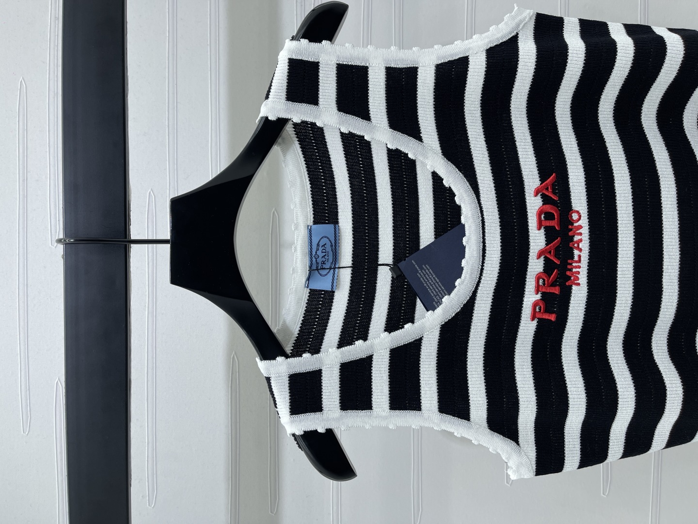 “2025 Early Autumn Women’s Single-Rate Suit: Black-and-White Stripes, Red Accents, Cosmopolitan Fabrics” - 图片 3