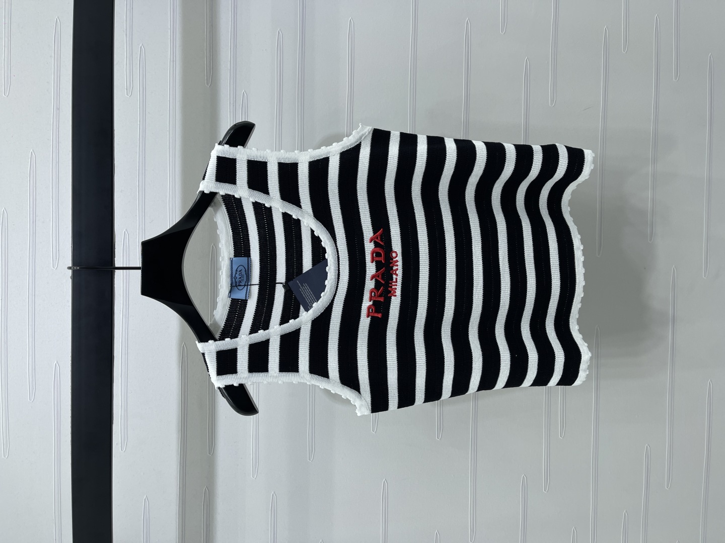 “2025 Early Autumn Women’s Single-Rate Suit: Black-and-White Stripes, Red Accents, Cosmopolitan Fabrics”
